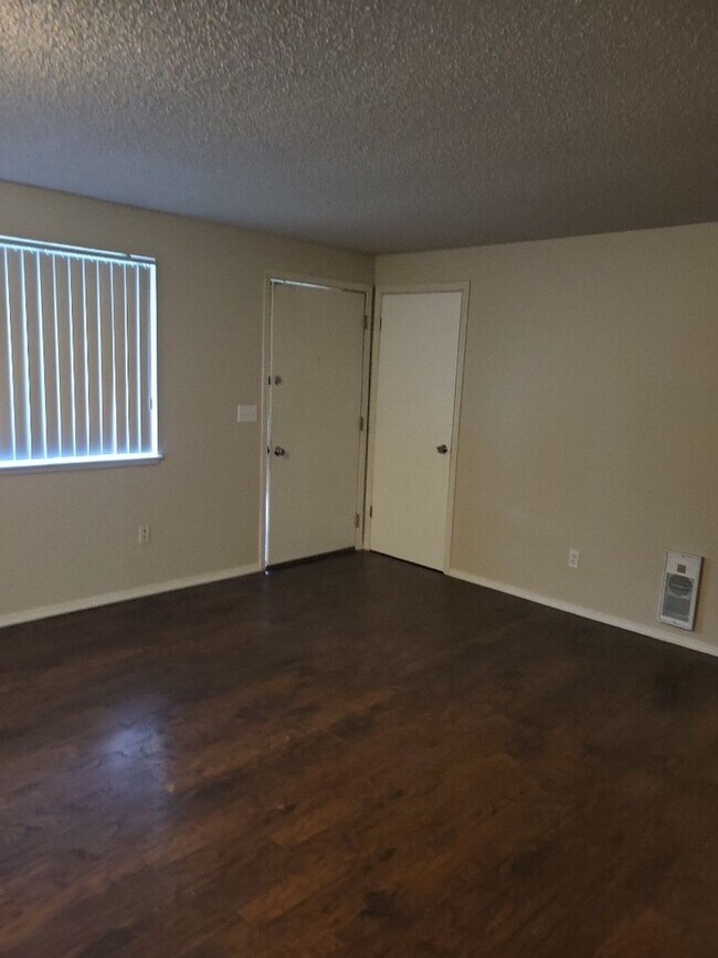 Foto del edificio - Detached Garage and fenced patio area-Pets Welcome!