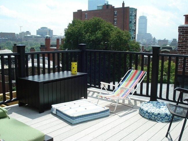 Building Photo - 14 Chestnut St