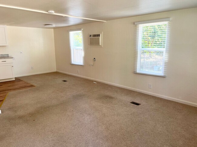 Foto del edificio - Charming 2-Bed, 1.5-Bath Home on Spacious ...