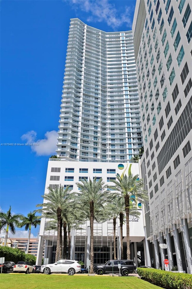 Foto del edificio - 185 SW 7th St