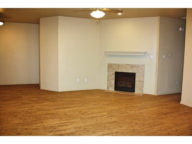 Foto del edificio - Townhome Located in Frenship with Huge Backyard!