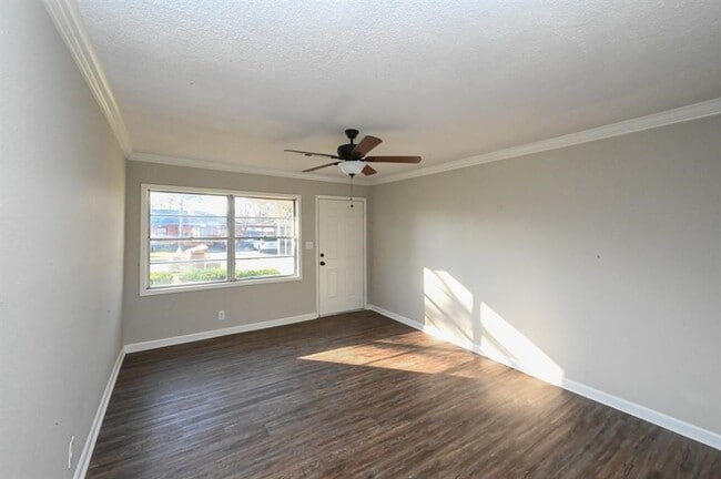 Building Photo - 1411 Laskey St