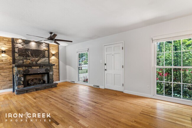 Foto del edificio - Beautifully Updated Three-Bedroom with Koi...
