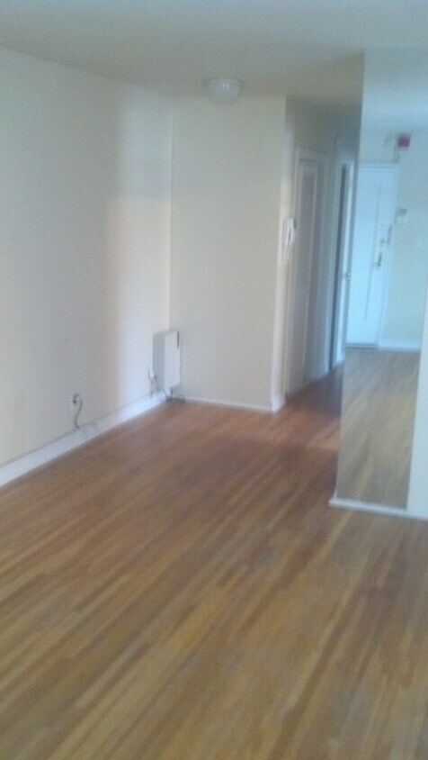 Building Photo - 2350 Linwood Ave
