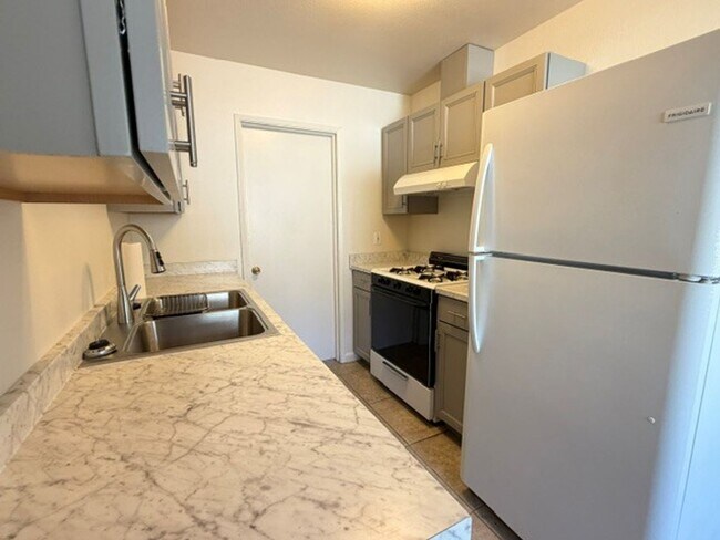 Building Photo - Adorable Oceanside Attached Home Ready Now!