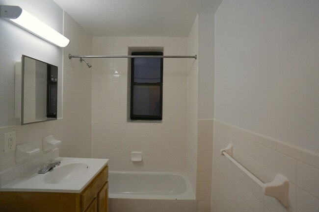 Building Photo - Stabilized Crown Heights ONE bedroom
