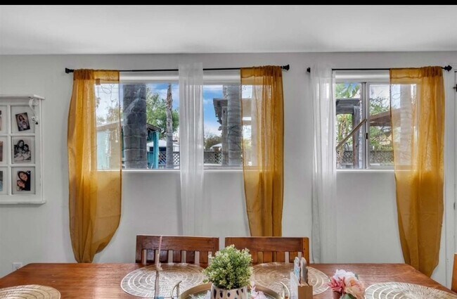 Comedor (vista al patio trasero) - 529 S Sunshine Ave