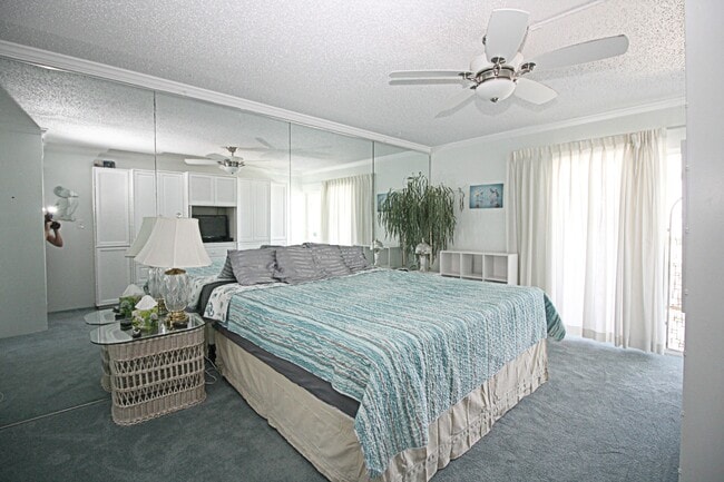 Building Photo - Spacious waterfront furnished condo in Des...