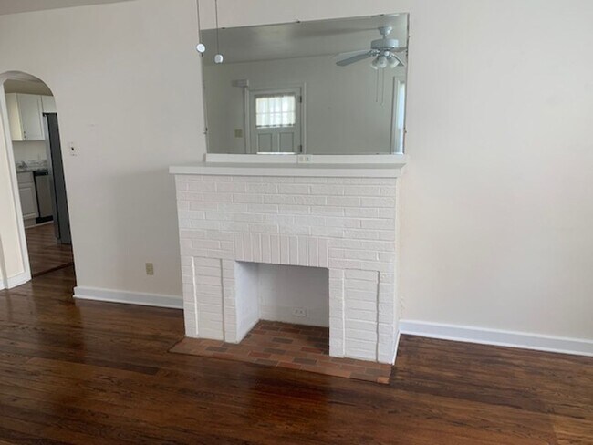 Building Photo - Newly Renovated 3 bedroom, 2.5 bath home