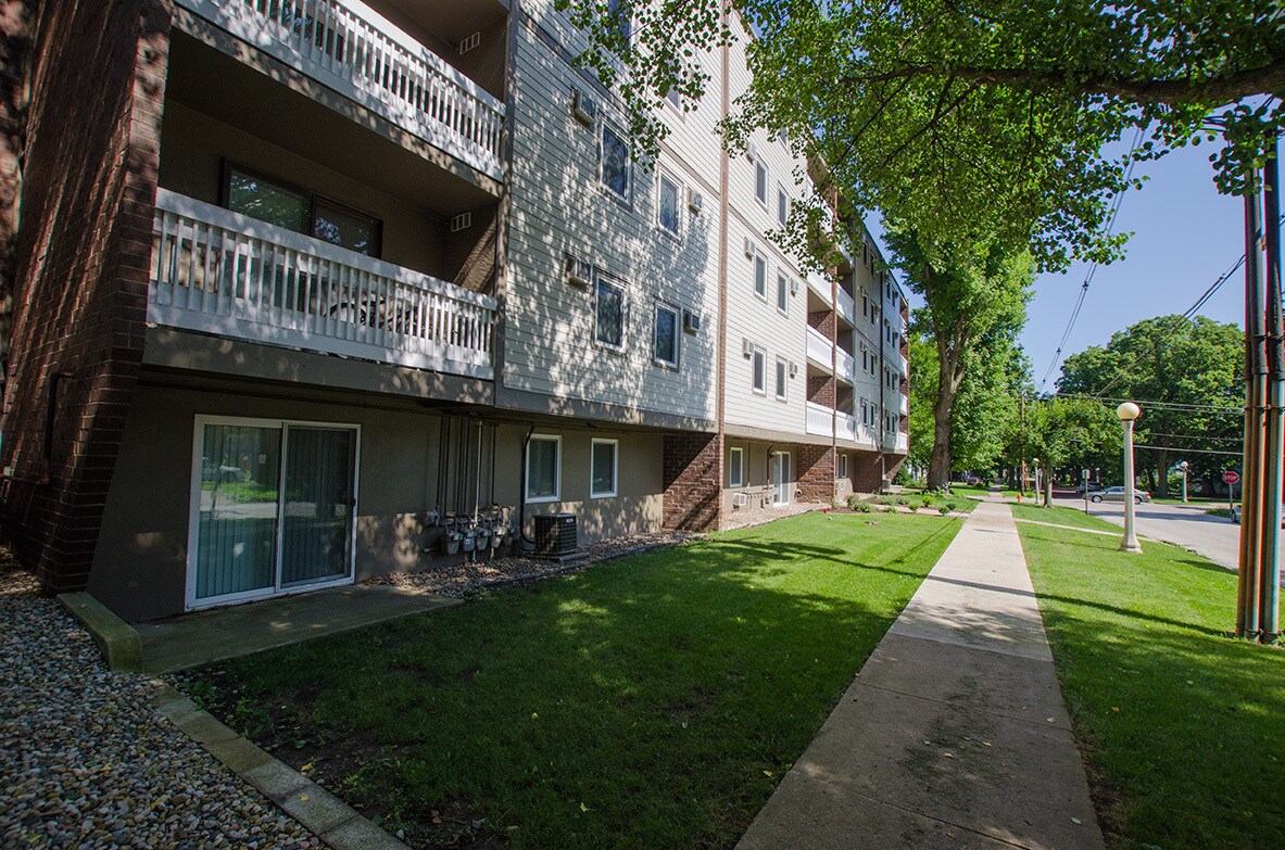 Primary Photo - 505 S Busey Ave