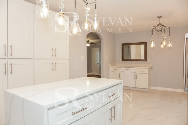 Building Photo - Lease today! No extra charge for contentment and relaxation!