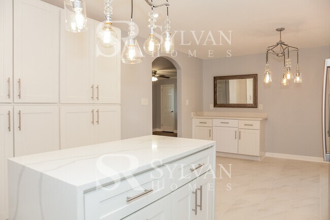 Foto del edificio - Lease today! No extra charge for contentment and relaxation!