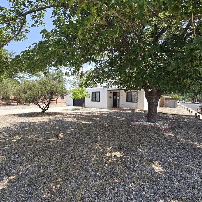 Building Photo - 800 Palomas Dr NE