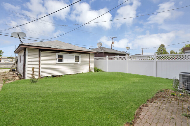 Building Photo - 5156 W 63rd Pl