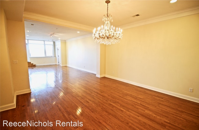 Building Photo - 3 br, 2.5 bath House - 2929 McGee Trfy #202