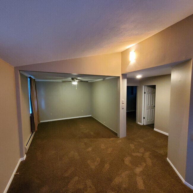 Building Photo - 4136 W Ridge Rd