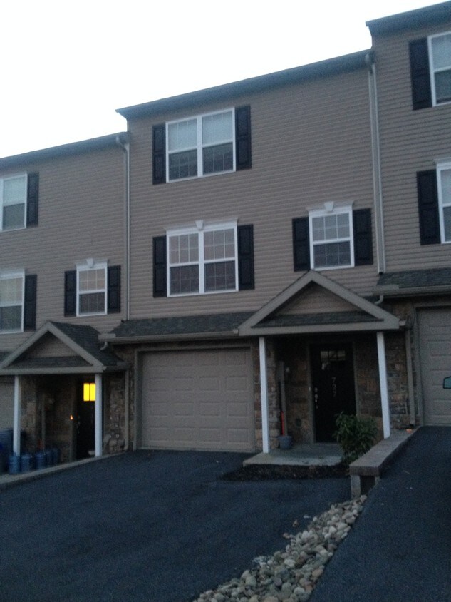 Foto principal - 727 Gregs Dr