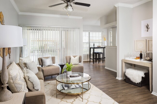 Luxury Apartments en el vecindario Knox Henderson de Dallas, TX - Eastbridge Apartments