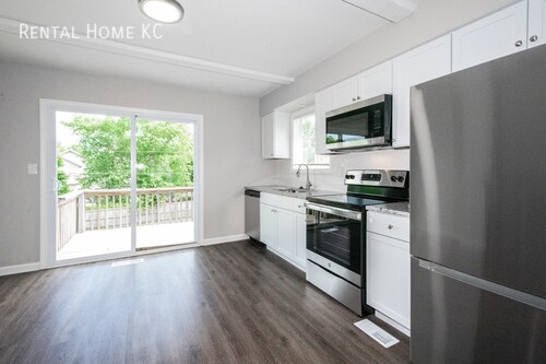Foto del edificio - 3-bedroom duplex with fenced yard in West ...