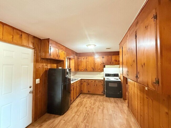 Foto del edificio - 8785 Jernigan Rd