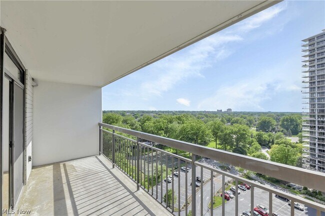 Foto del edificio - 12550 Lake Ave