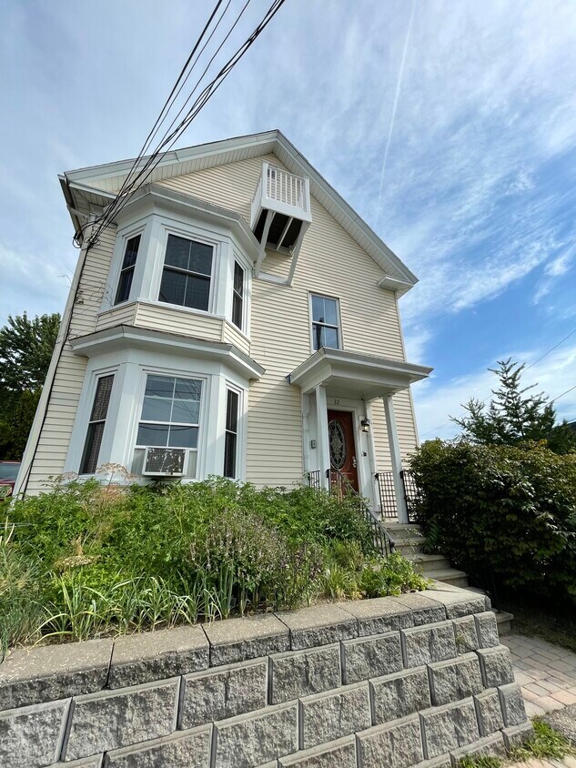 32 Ham St Unit B, Dover, NH 03820 Apartments in Dover, NH