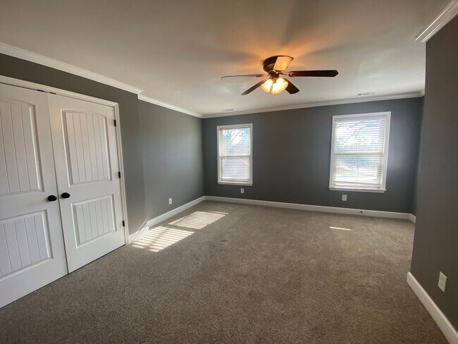 Building Photo - 3 Bedroom 2 Bath Beautifully Maintained Ho...