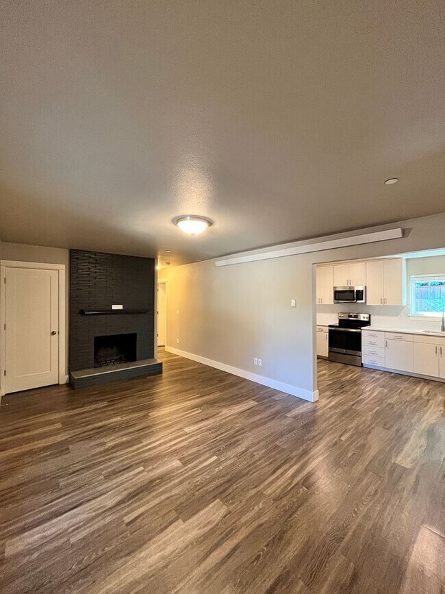 Foto del edificio - Large 3 Bedroom 2 Bathroom! In-Unit Washer...