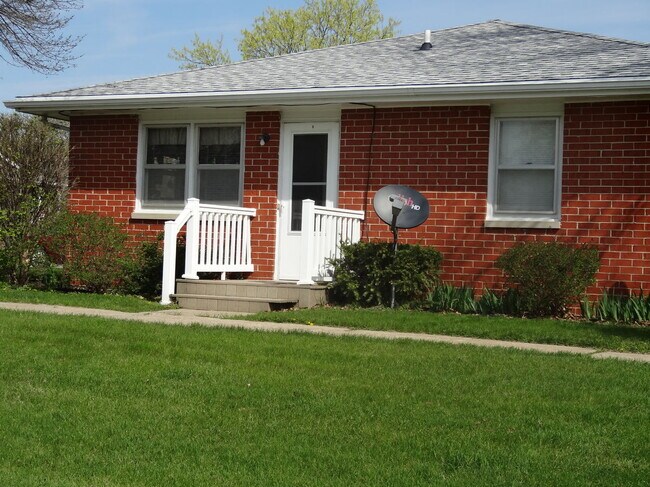 Building Photo - 209 E Oak St