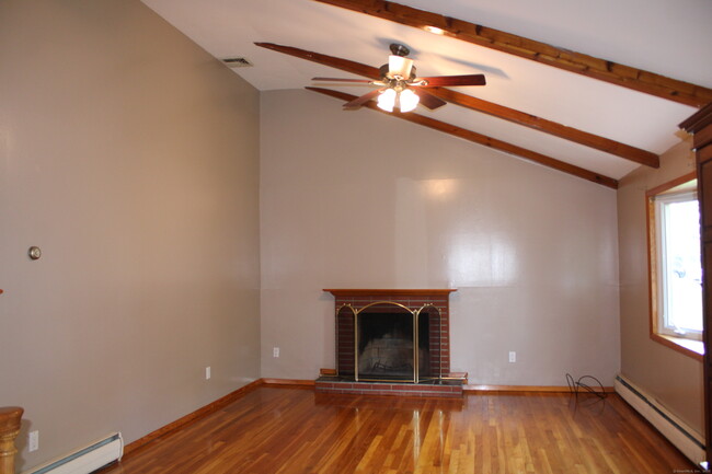 Foto del edificio - 153 Brookside Rd