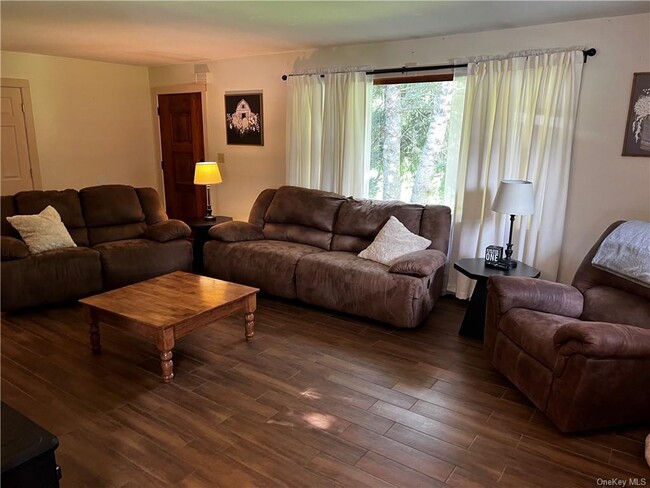 Foto del edificio - 849 Burlingham Rd