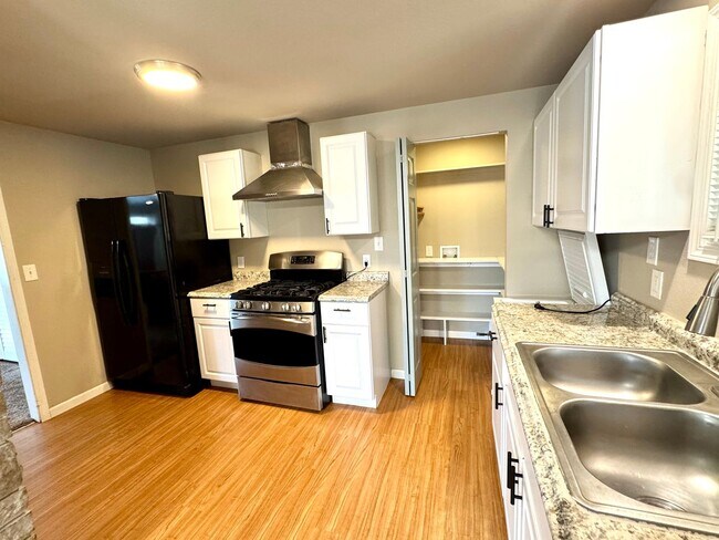 Foto del edificio - Spacious 4-Bed, 2-Bath Duplex – Utilities ...
