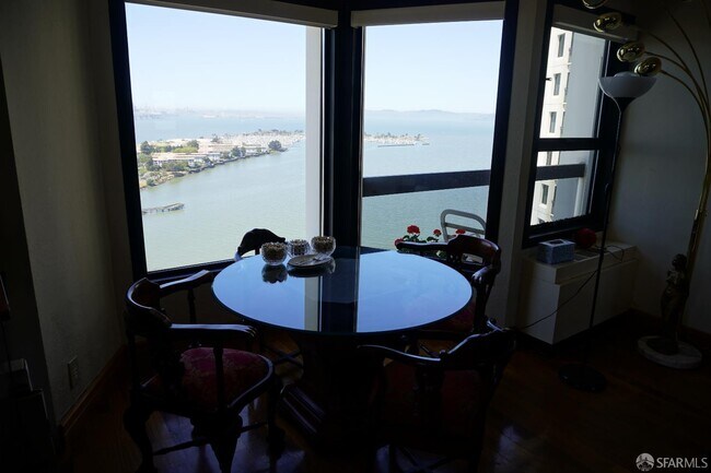 Foto del edificio - 6363 Christie Ave