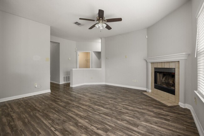 Foto del edificio - Charming 3-Bedroom Home in Round Rock – Large Backyard & No Carpet!