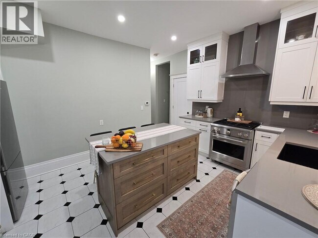 Photo du bâtiment - 444 Maple Ave