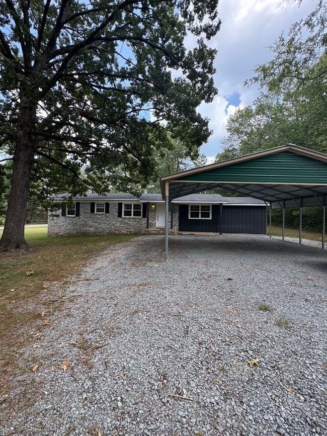 Foto del edificio - 2806 Hurricane Lake Rd