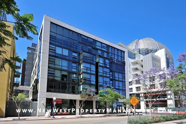 Foto del edificio - Modern Icon one bedroom in the heart of East Village! Small Pet OK! Available Now! 1 Pkng Space I...