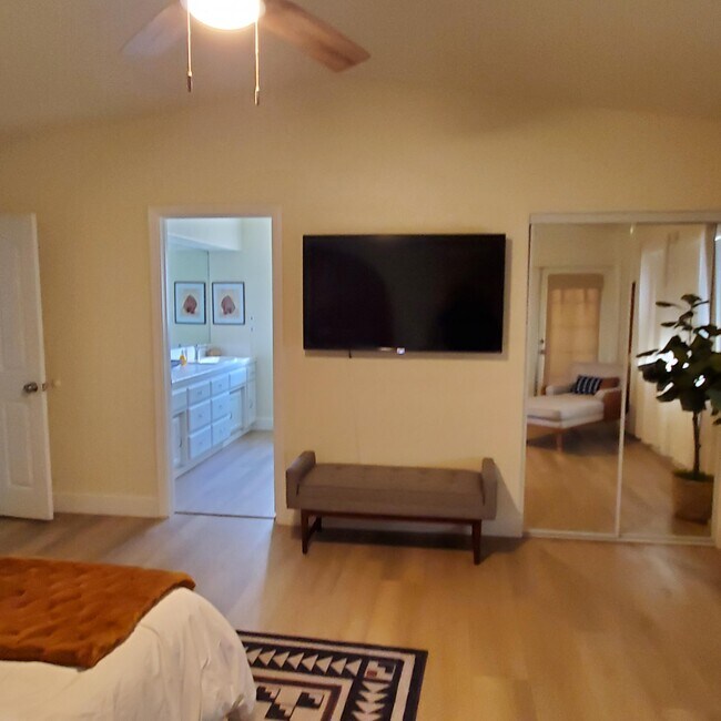 Building Photo - 8628 San Vicente Dr