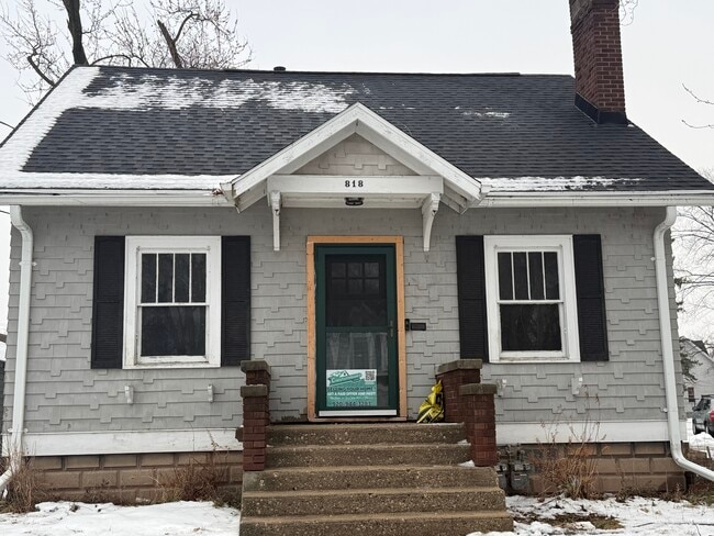 Building Photo - 818 N Van Buren St