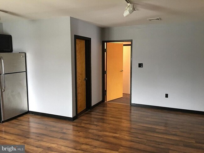 Building Photo - 328 Maple Ave