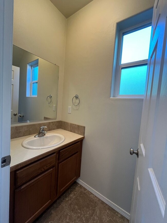 Building Photo - (GAR) 3 Bed/ 3 Bath