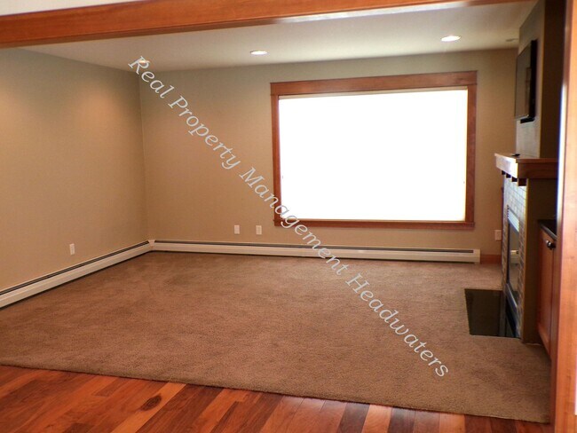 Foto del edificio - 5 Bedroom 2-1/2 Bath House for Rent
