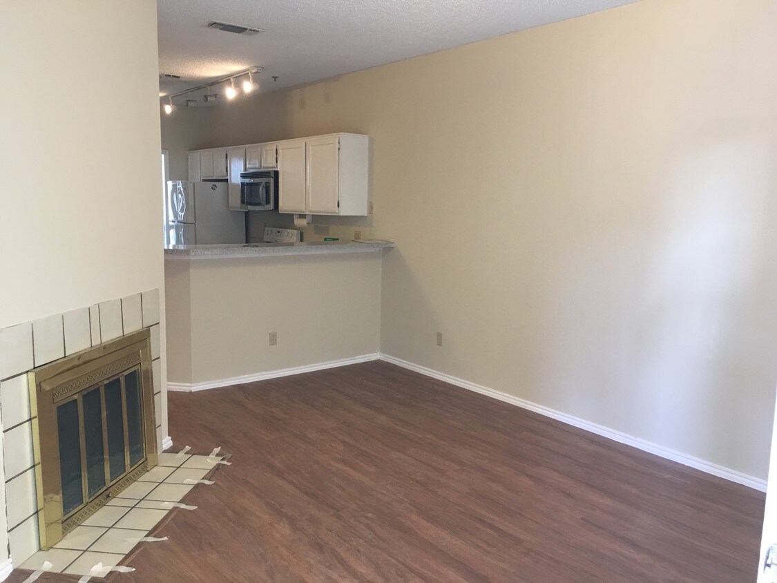 Primary Photo - 4800 W Lovers Ln