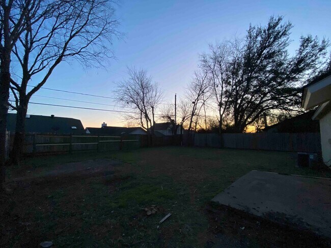 Building Photo - 1420 Colonnade Dr
