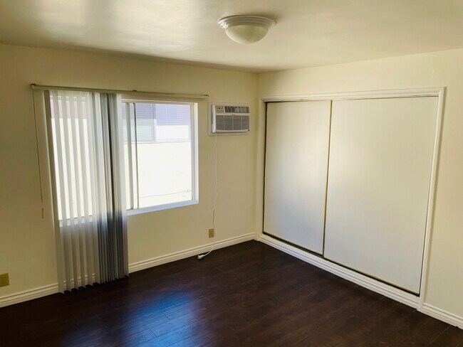 Foto del edificio - 827 N Hudson Ave