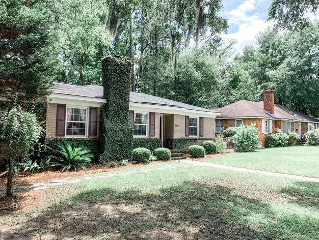 Building Photo - Beautiful Furnished 3 Bedroom