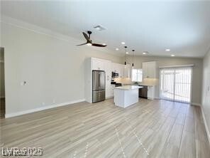 Foto del edificio - 8456 W Gilmore Ave