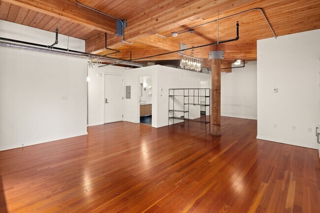 Foto del edificio - Exposed Beams in Historic Trace Lofts