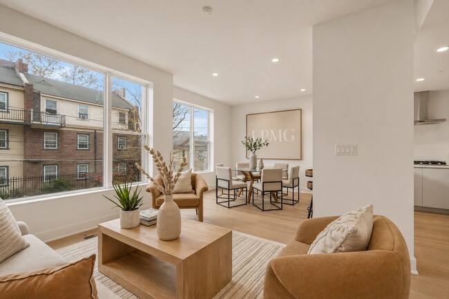 Foto del edificio - Garage parking, private outdoor space, and skyline views—this Northern Liberties home checks ever...