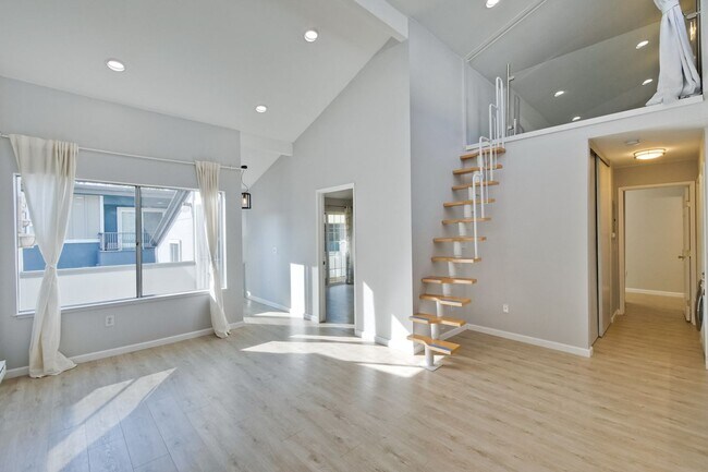 Building Photo - Remodeled 2 Bed 2 Bath Modern Condo with B...